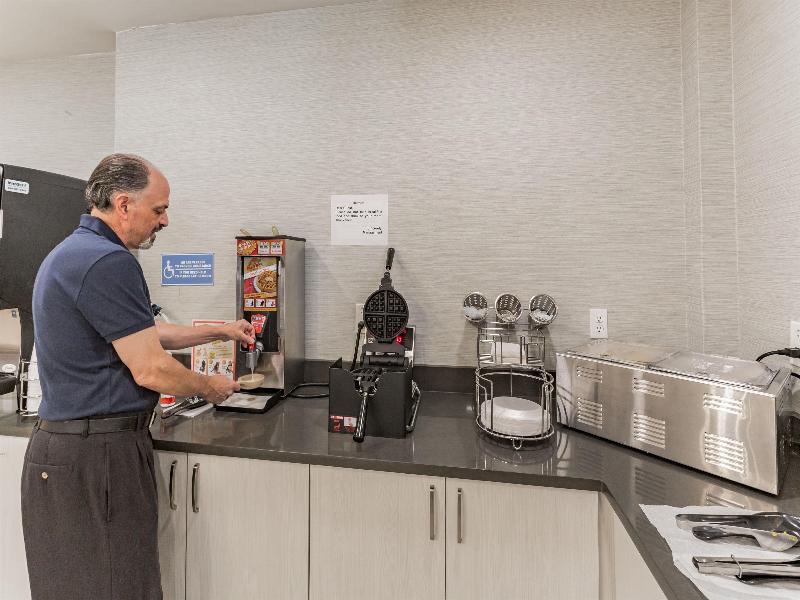 Orangewood Inn & Suites Kansas City Airport image