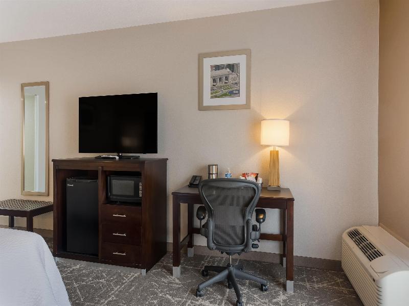Orangewood Inn & Suites Kansas City Airport image