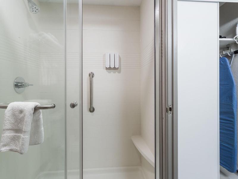 Orangewood Inn & Suites Kansas City Airport image