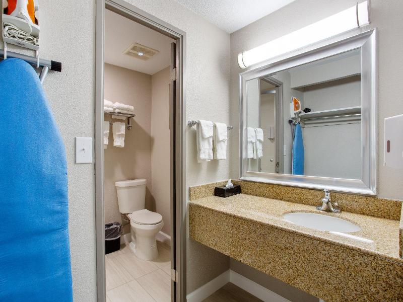 Orangewood Inn & Suites Kansas City Airport image