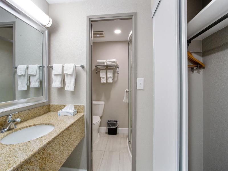 Orangewood Inn & Suites Kansas City Airport image