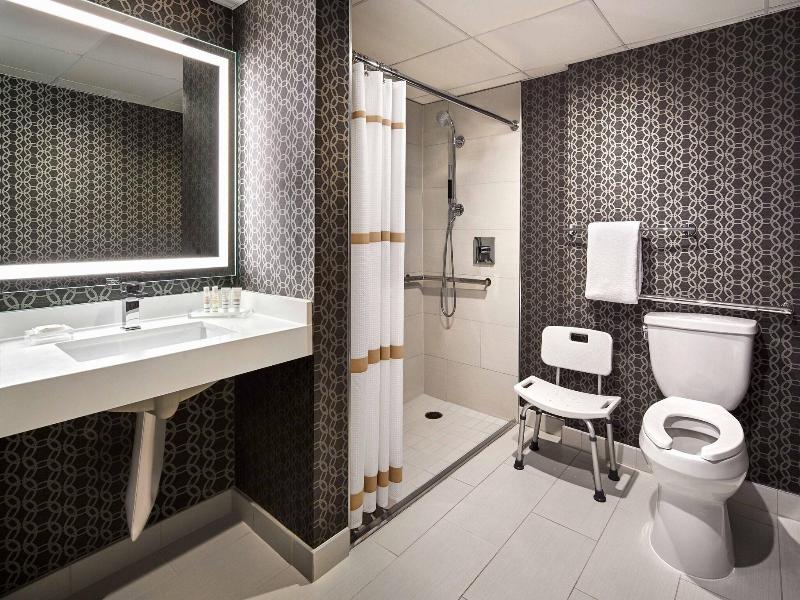 Stay in style at Los Angeles Airport Marriott