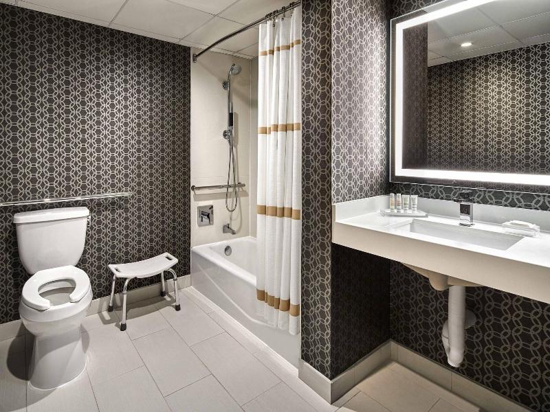 Stay in style at Los Angeles Airport Marriott