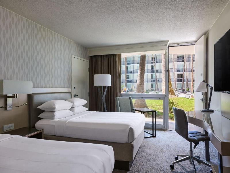 Stay in style at Los Angeles Airport Marriott