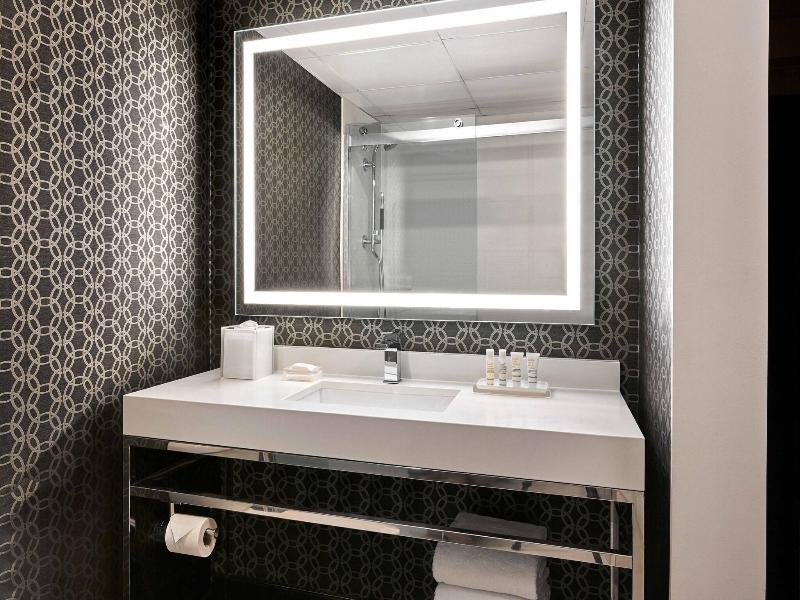 Stay in style at Los Angeles Airport Marriott