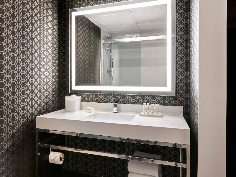 Stay in style at Los Angeles Airport Marriott