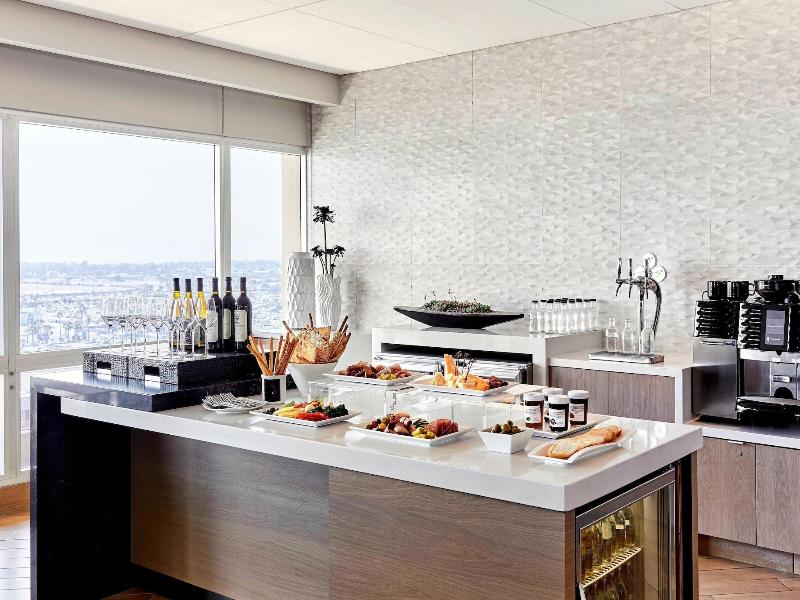 Stay in style at Los Angeles Airport Marriott