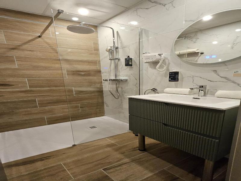 Brit Hotel Acacias image