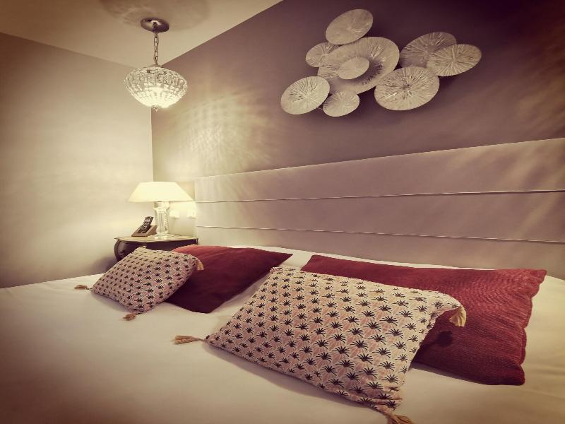 Brit Hotel Acacias image