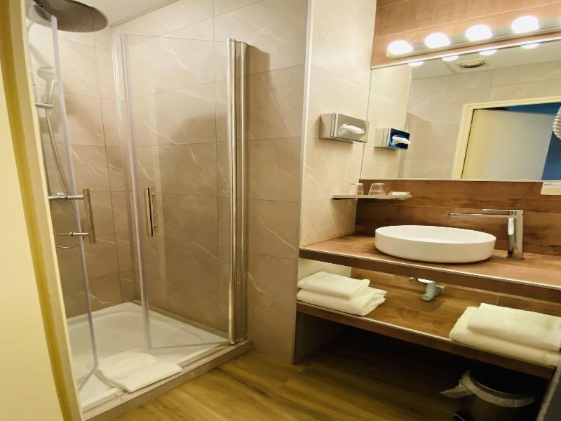 Brit Hotel Acacias image
