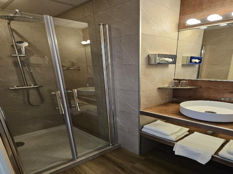 Brit Hotel Acacias image