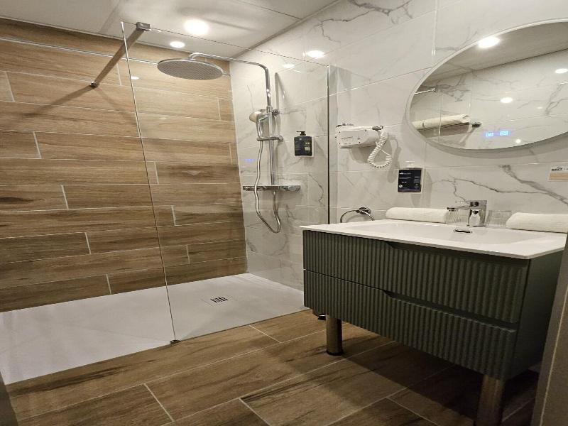 Brit Hotel Acacias image