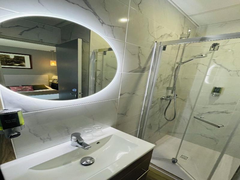 Brit Hotel Acacias image