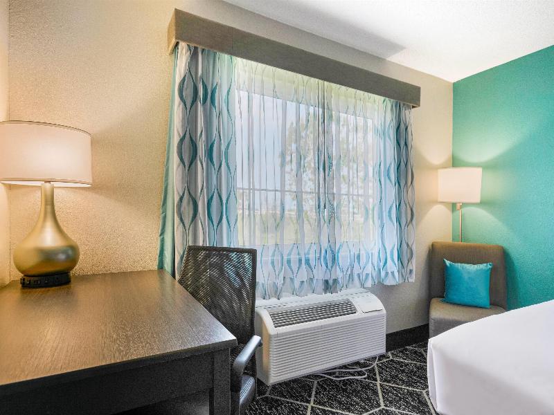 La Quinta Inn & Suites Batavia image