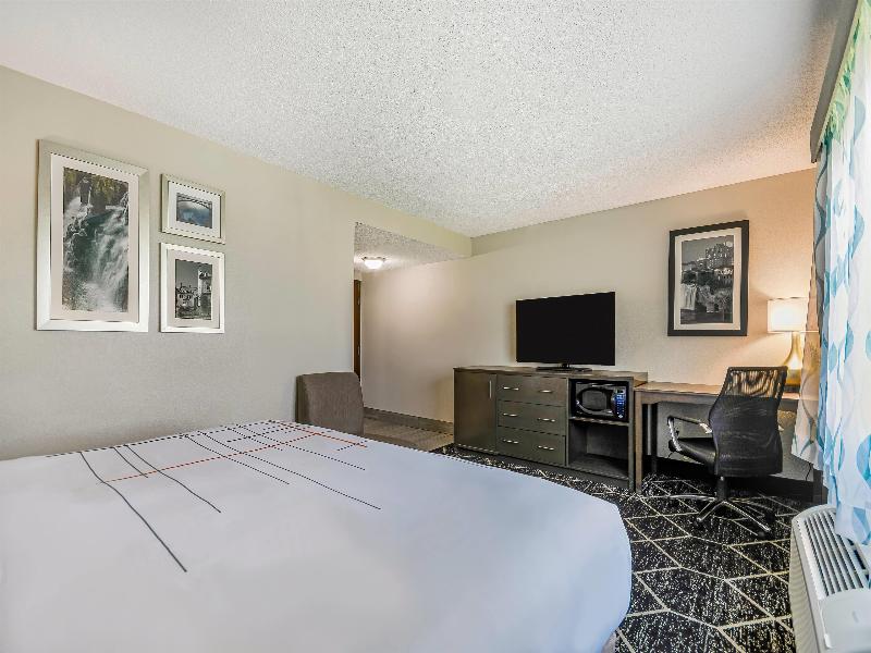 La Quinta Inn & Suites Batavia image
