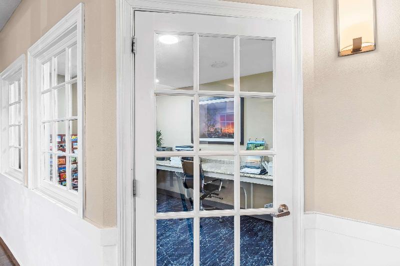 Comfort Suites Mobile East Bay image