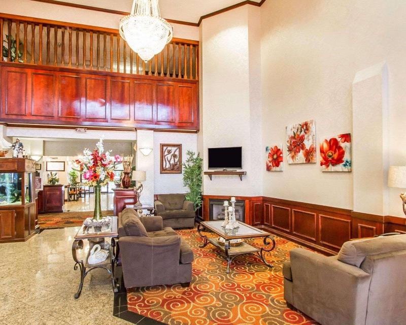 Comfort Suites Mobile East Bay image