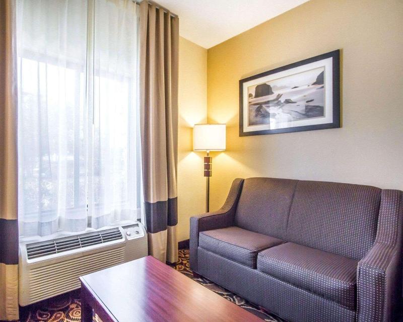 Comfort Suites Mobile East Bay image