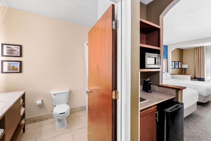 Comfort Suites Mobile East Bay image
