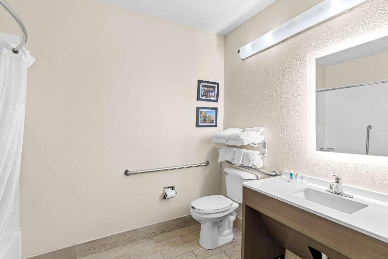 Comfort Suites Mobile East Bay image
