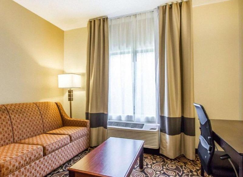 Comfort Suites Mobile East Bay image