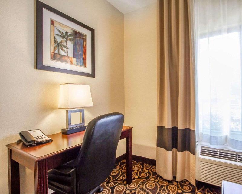 Comfort Suites Mobile East Bay image