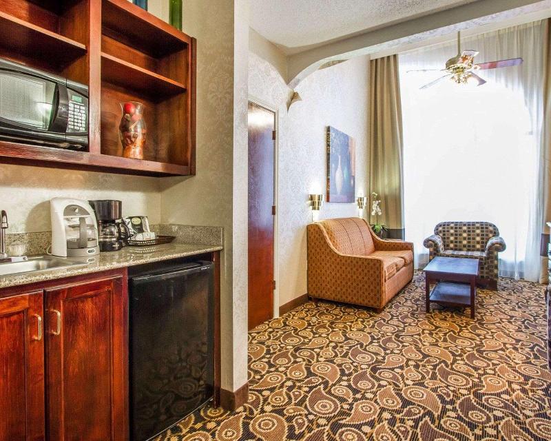 Comfort Suites Mobile East Bay image