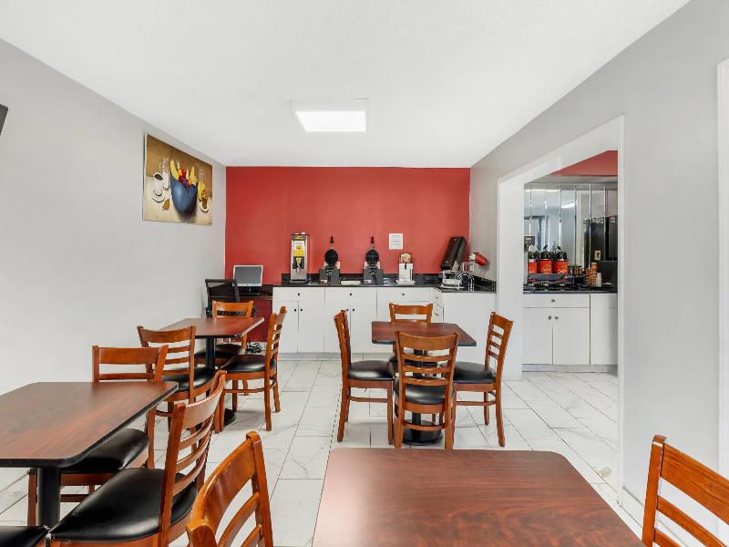 Econo Lodge Research Triangle Park image