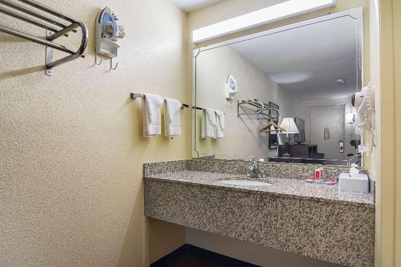 Econo Lodge Research Triangle Park image