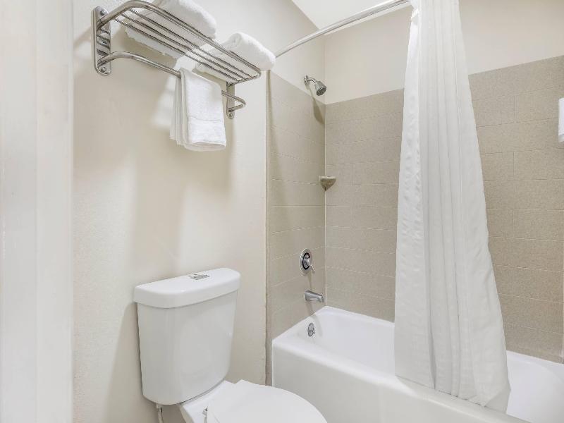 Econo Lodge Research Triangle Park image
