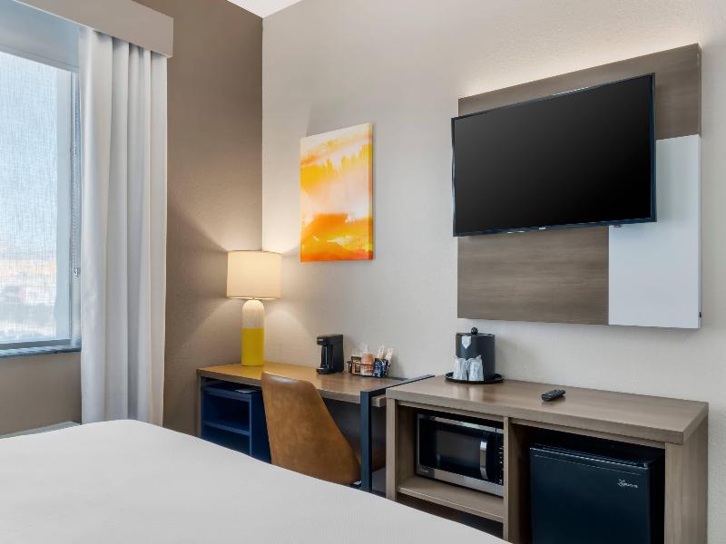 Comfort Inn & Suites I-10 Airport image