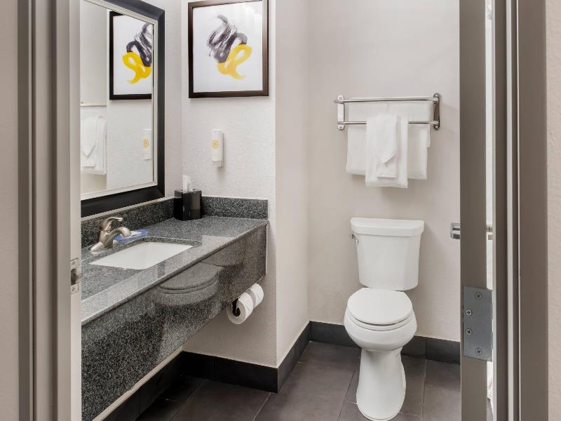 Comfort Inn & Suites I-10 Airport image