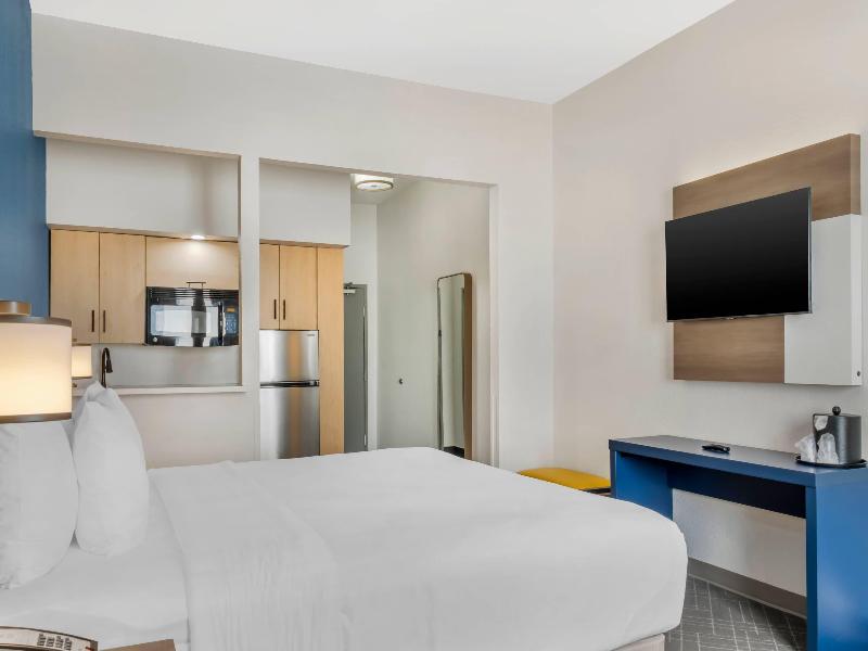 Comfort Inn & Suites I-10 Airport image