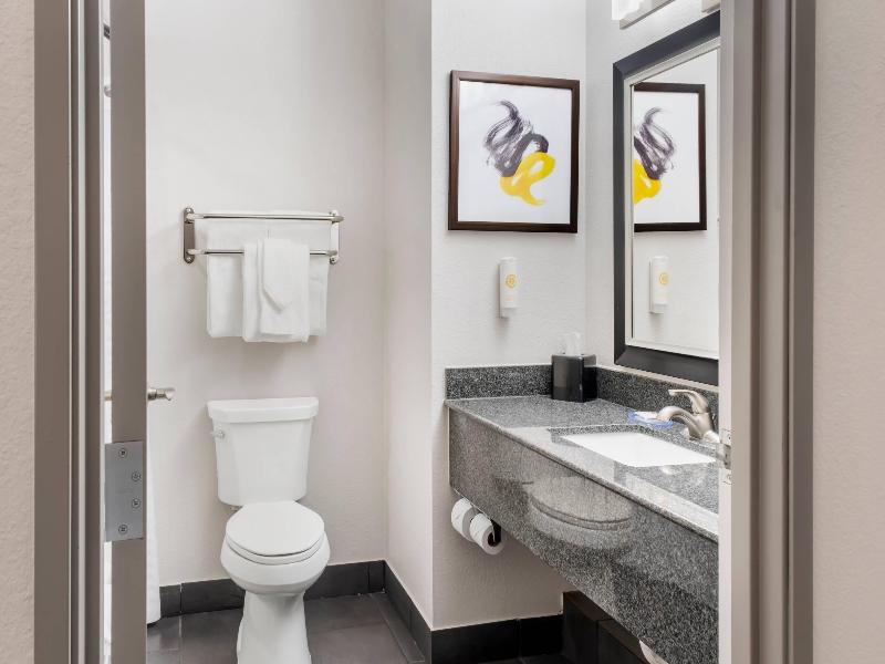 Comfort Inn & Suites I-10 Airport image
