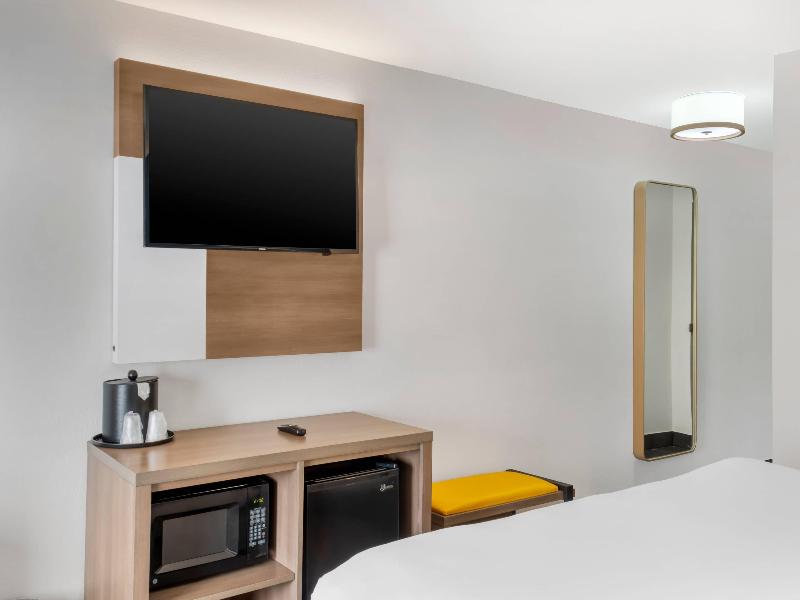 Comfort Inn & Suites I-10 Airport image