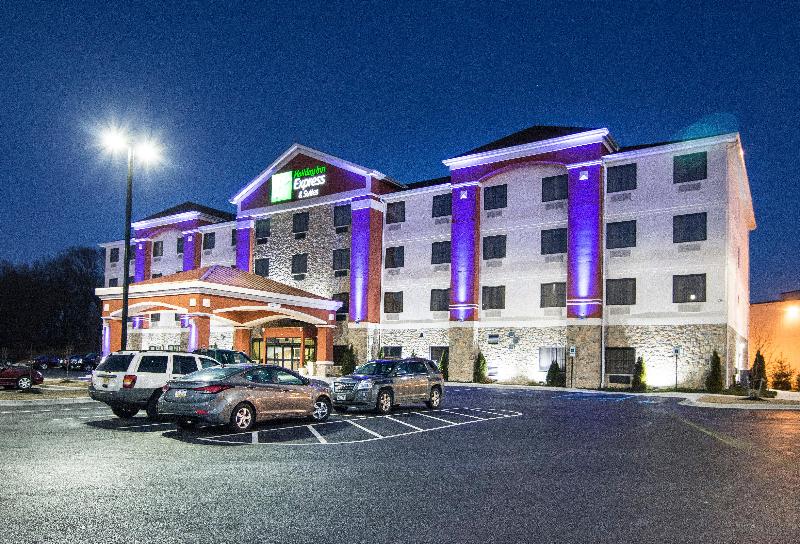 Holiday Inn Express Suites Elkton University Area image