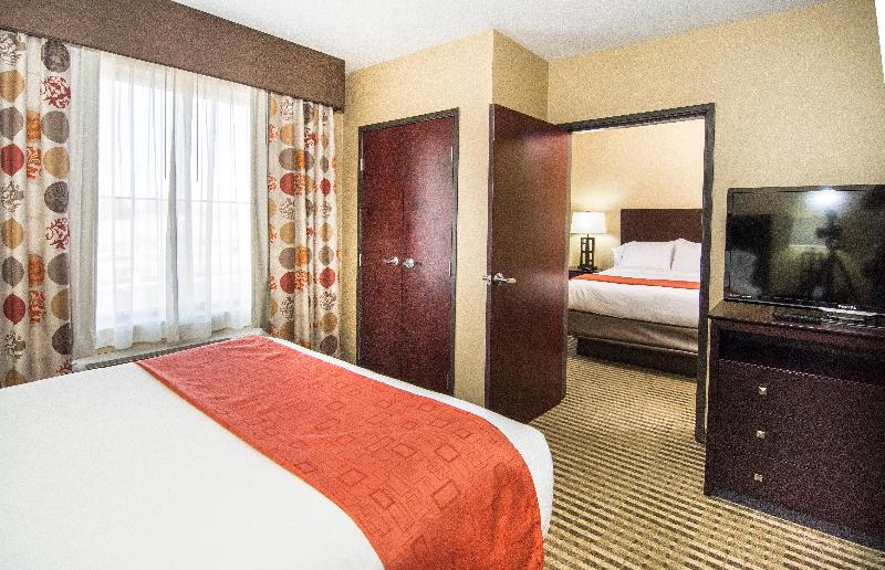 Holiday Inn Express Suites Elkton University Area photo 20