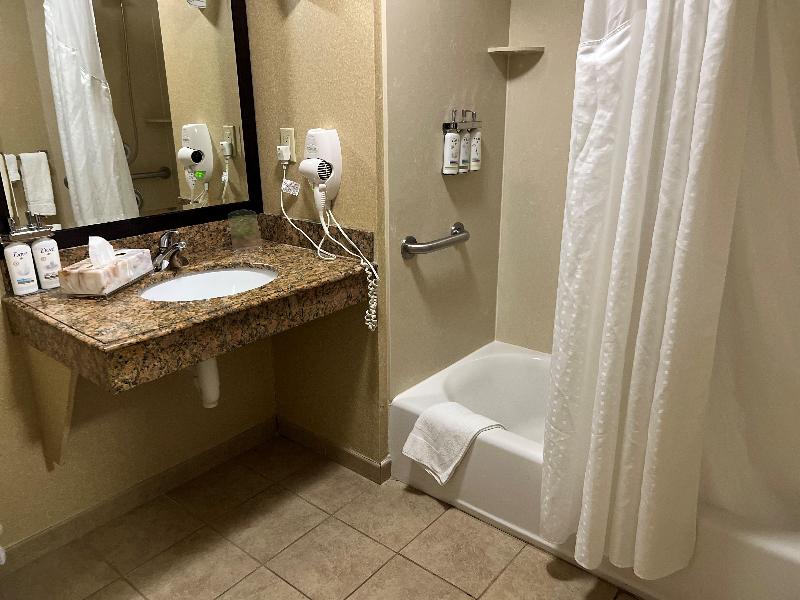 Holiday Inn Express Suites Elkton University Area photo 18