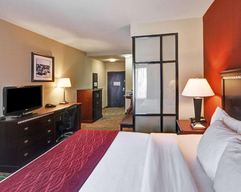 Hotel Comfort Suites at Lake Worth