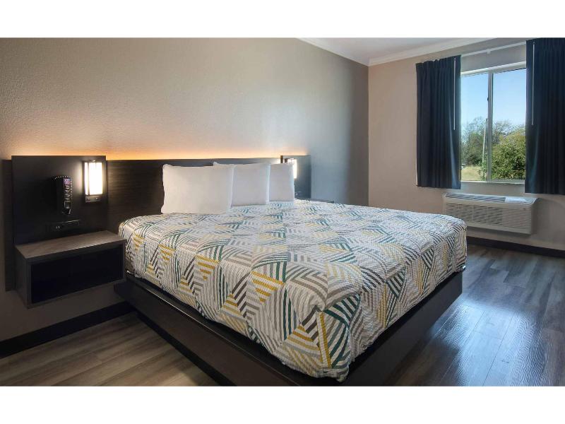 Motel 6 Fort Worth, TX – I-35 & I-20 image