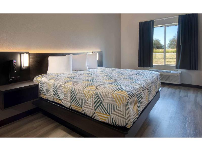 Motel 6 Fort Worth, TX – I-35 & I-20 image