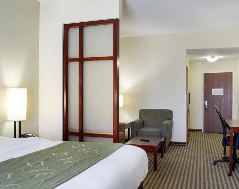 Comfort Suites Greenwood image