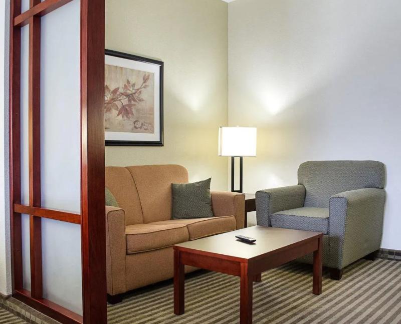 Comfort Suites Greenwood image