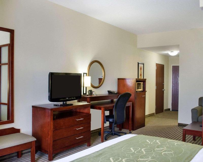 Comfort Suites Greenwood image