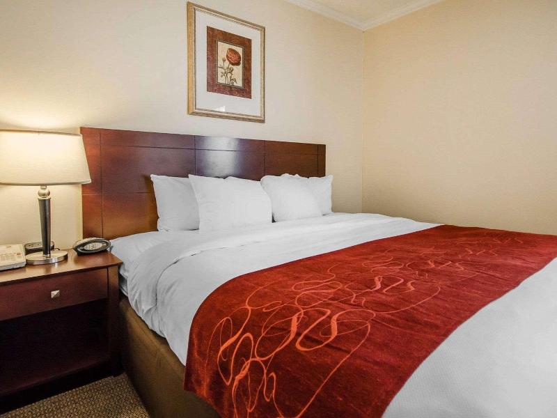Quality Suites Jeffersonville Area image