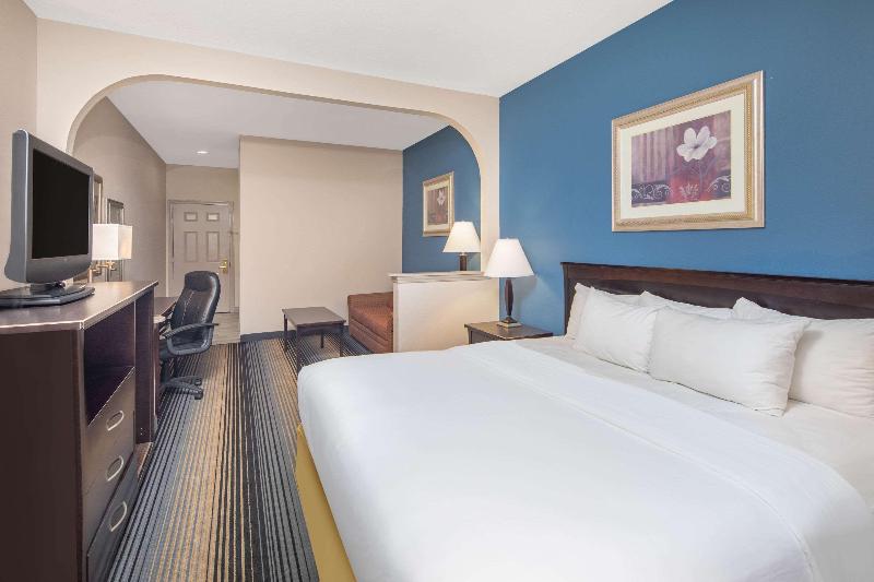 Baymont By Wyndham Laurel image