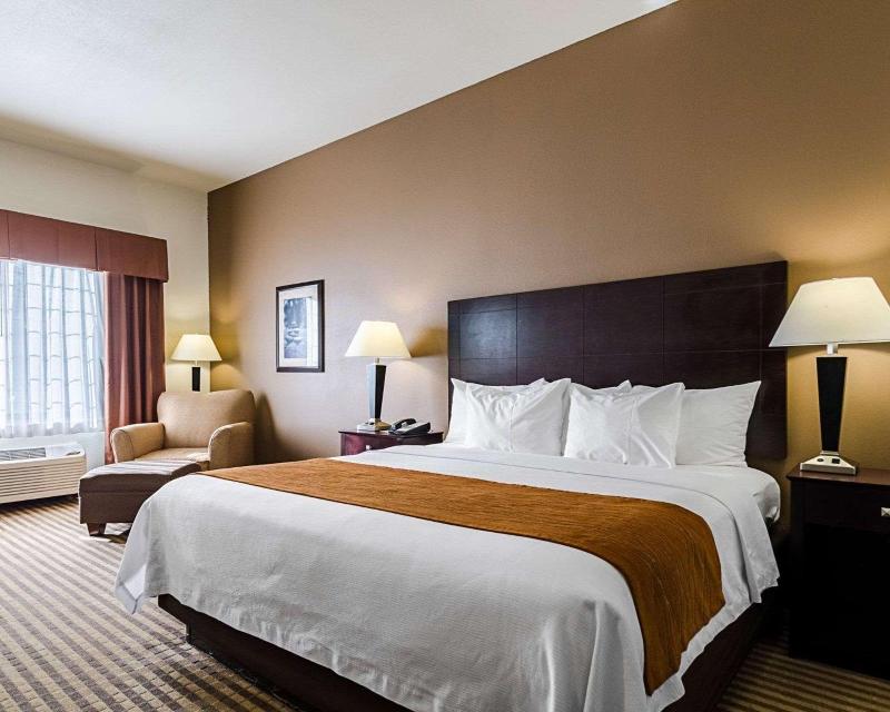 Comfort Inn & Suites Lawrence - University Area image