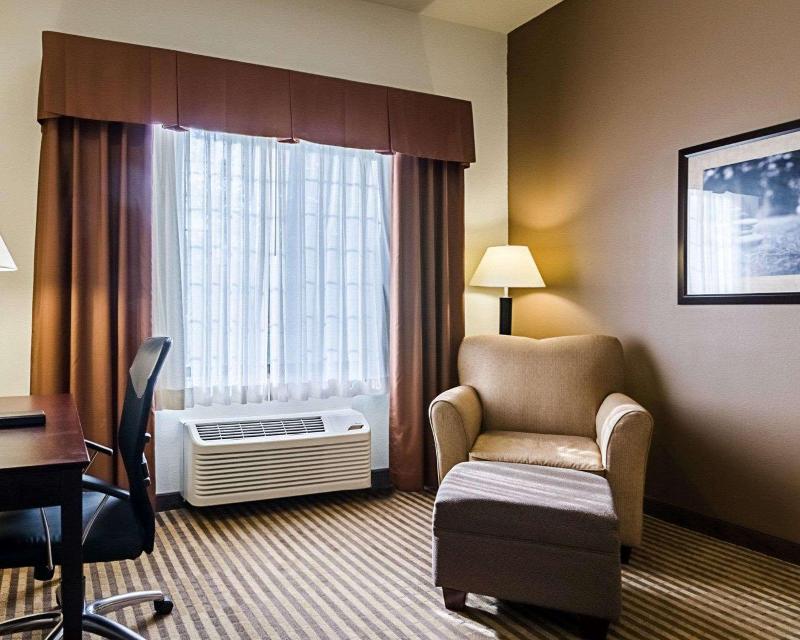 Comfort Inn & Suites Lawrence - University Area image