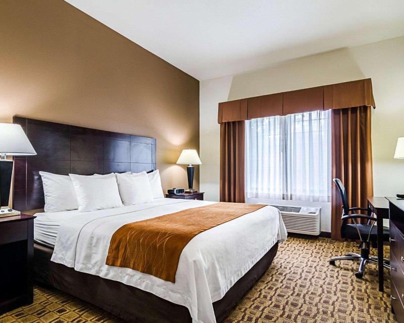 Comfort Inn & Suites Lawrence - University Area image