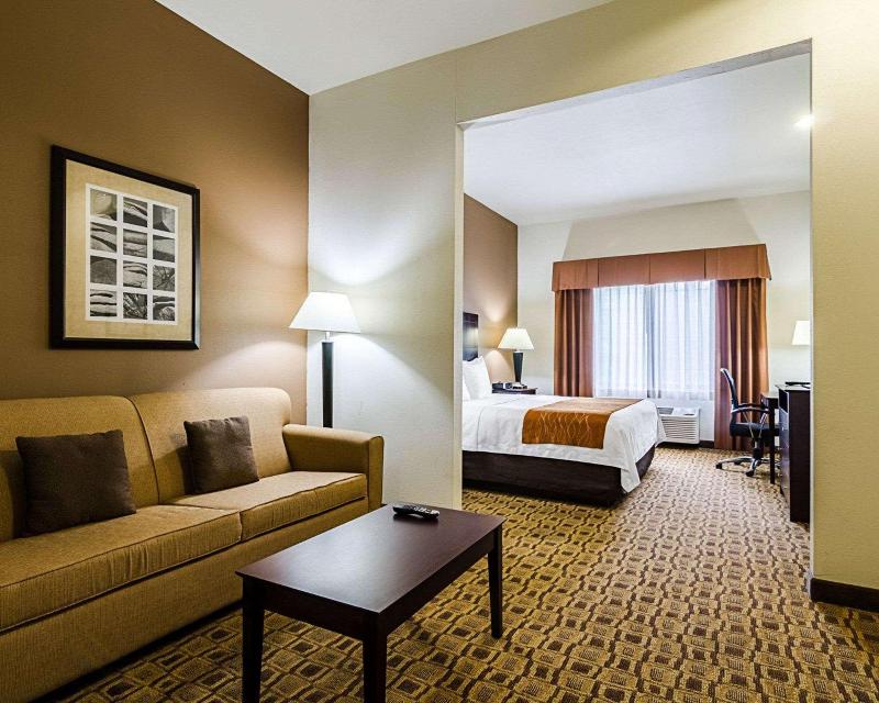 Comfort Inn & Suites Lawrence - University Area image